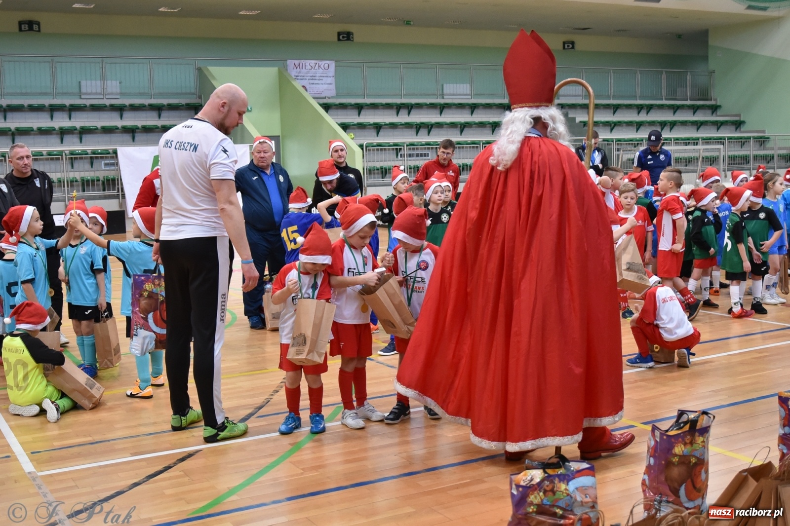 Zdjęcie w galerii na portalu naszraciborz.pl: Mikołajkowy turniej piłkarski w Arenie Rafako [FOTO i WIDEO] wiadomości z regionu