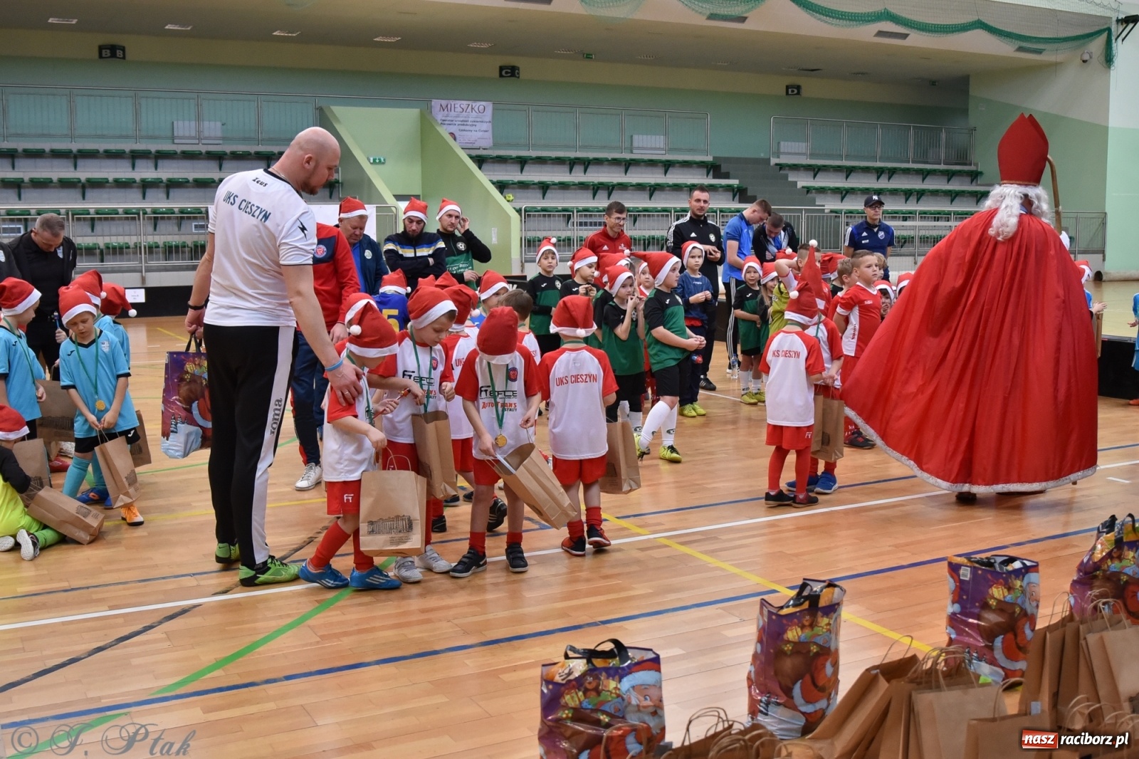 Zdjęcie w galerii na portalu naszraciborz.pl: Mikołajkowy turniej piłkarski w Arenie Rafako [FOTO i WIDEO] wiadomości z regionu