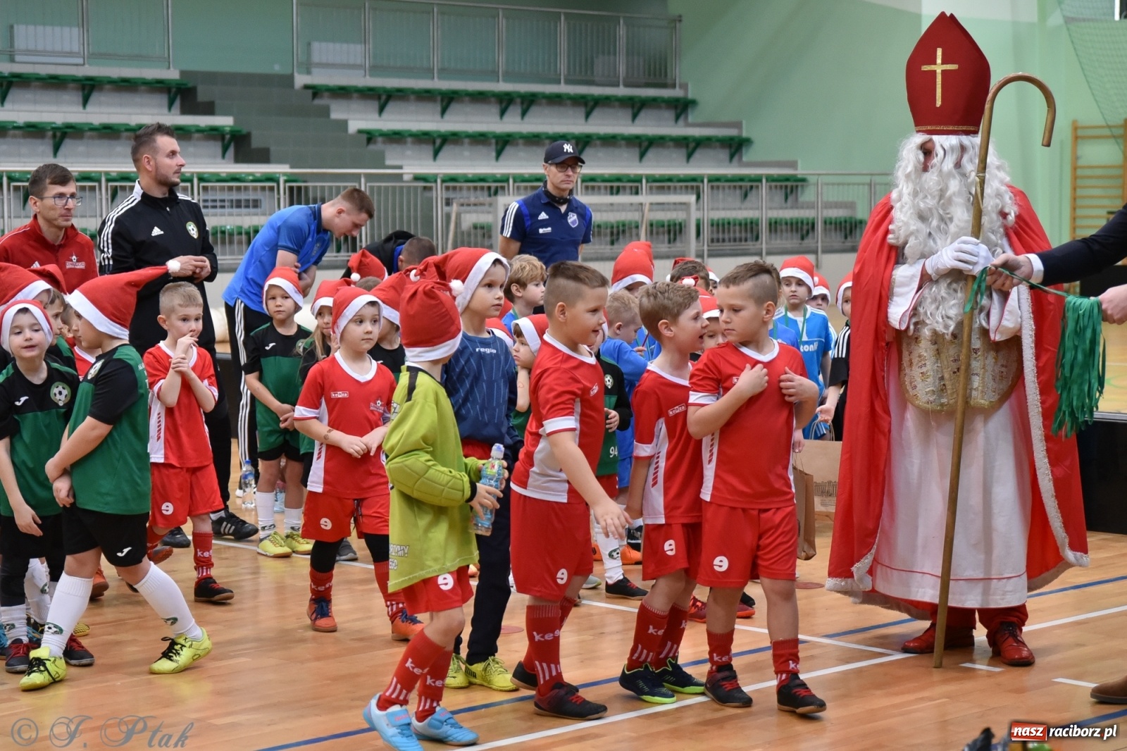 Zdjęcie w galerii na portalu naszraciborz.pl: Mikołajkowy turniej piłkarski w Arenie Rafako [FOTO i WIDEO] wiadomości z regionu