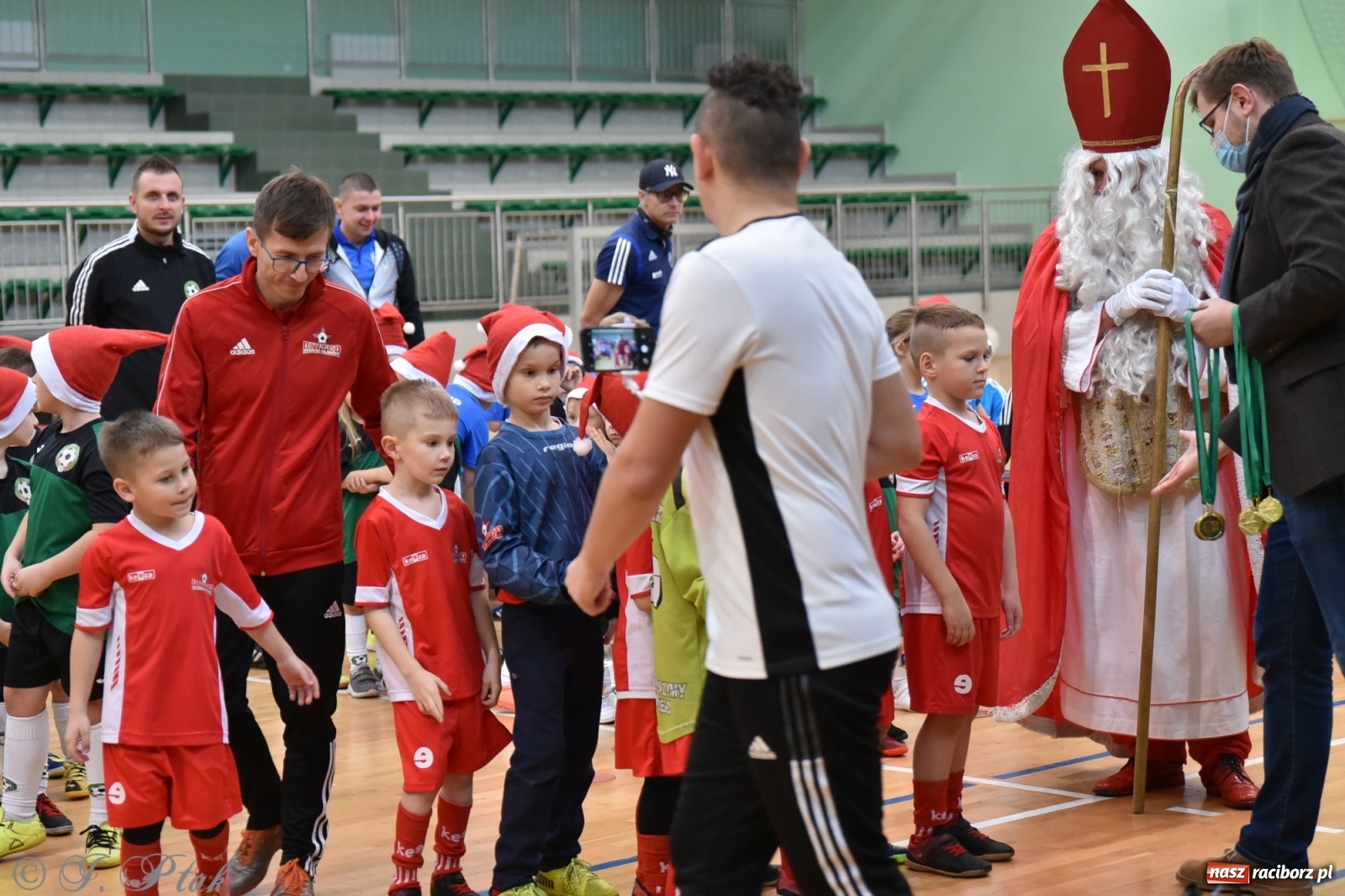 Zdjęcie w galerii na portalu naszraciborz.pl: Mikołajkowy turniej piłkarski w Arenie Rafako [FOTO i WIDEO] wiadomości z regionu