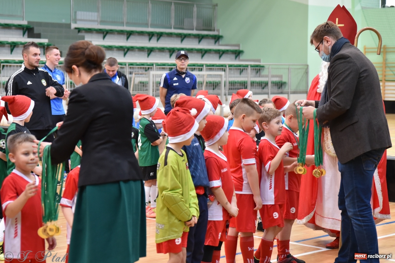 Zdjęcie w galerii na portalu naszraciborz.pl: Mikołajkowy turniej piłkarski w Arenie Rafako [FOTO i WIDEO] wiadomości z regionu