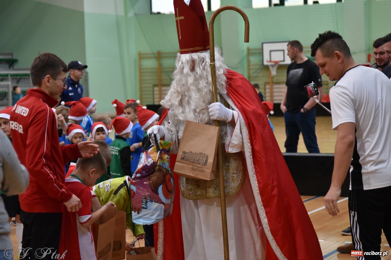 Zdjęcie w galerii na portalu naszraciborz.pl: Mikołajkowy turniej piłkarski w Arenie Rafako [FOTO i WIDEO] wiadomości z regionu