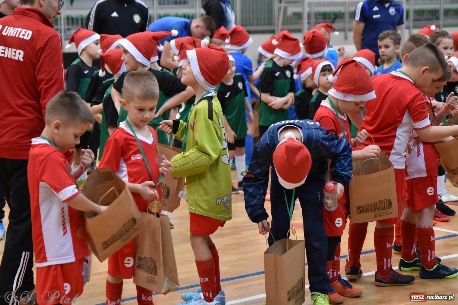 Zdjęcie w galerii na portalu naszraciborz.pl: Mikołajkowy turniej piłkarski w Arenie Rafako [FOTO i WIDEO] wiadomości z regionu