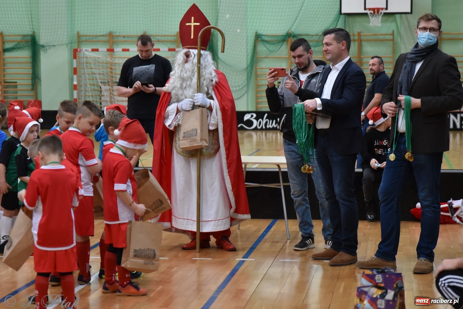 Zdjęcie w galerii na portalu naszraciborz.pl: Mikołajkowy turniej piłkarski w Arenie Rafako [FOTO i WIDEO] wiadomości z regionu