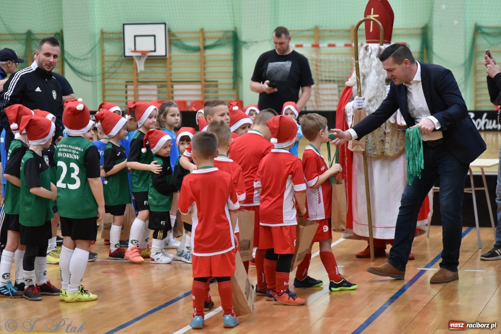 Zdjęcie w galerii na portalu naszraciborz.pl: Mikołajkowy turniej piłkarski w Arenie Rafako [FOTO i WIDEO] wiadomości z regionu