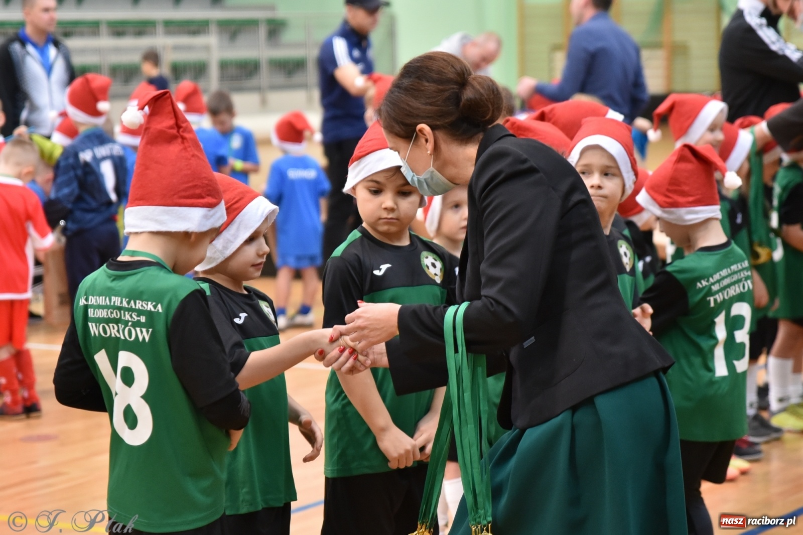 Zdjęcie w galerii na portalu naszraciborz.pl: Mikołajkowy turniej piłkarski w Arenie Rafako [FOTO i WIDEO] wiadomości z regionu
