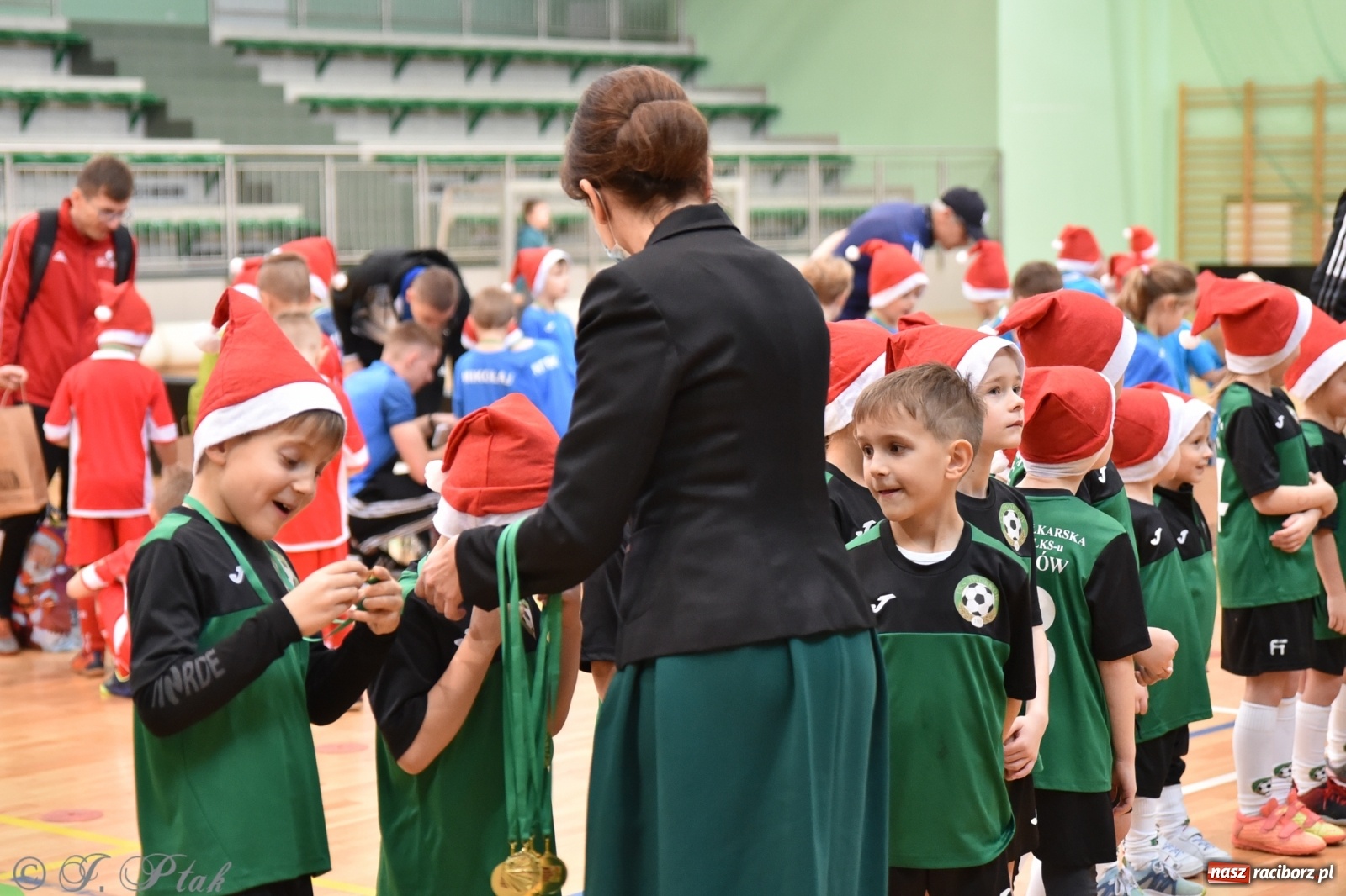 Zdjęcie w galerii na portalu naszraciborz.pl: Mikołajkowy turniej piłkarski w Arenie Rafako [FOTO i WIDEO] wiadomości z regionu