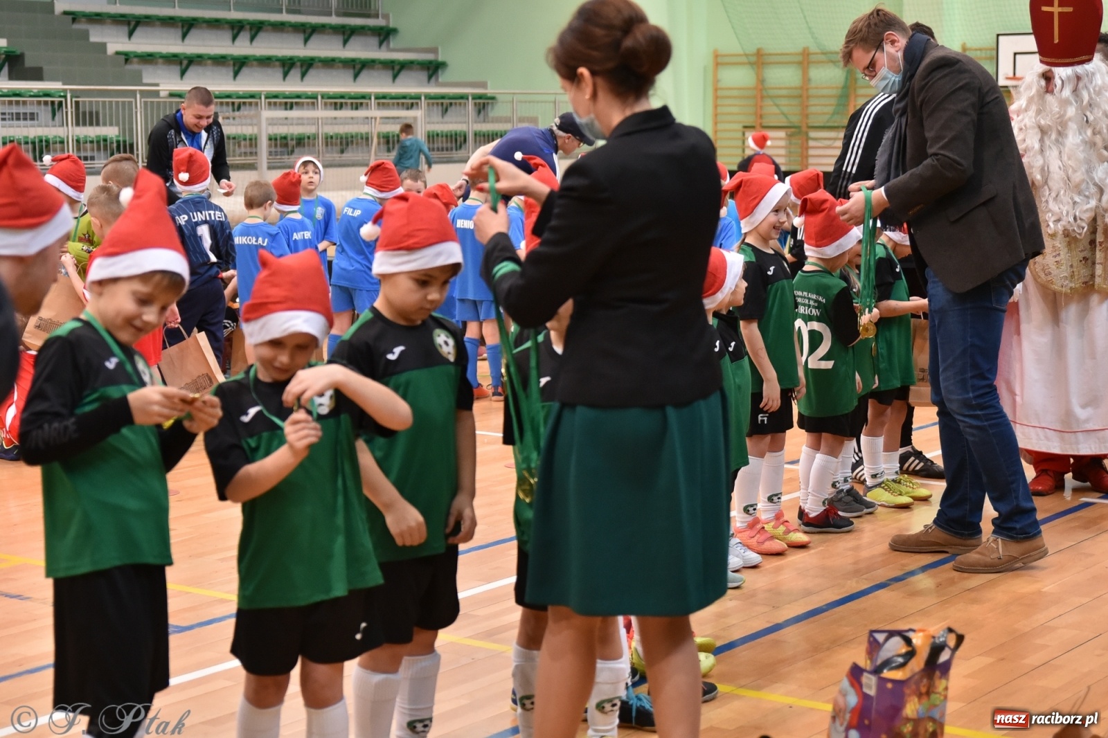 Zdjęcie w galerii na portalu naszraciborz.pl: Mikołajkowy turniej piłkarski w Arenie Rafako [FOTO i WIDEO] wiadomości z regionu