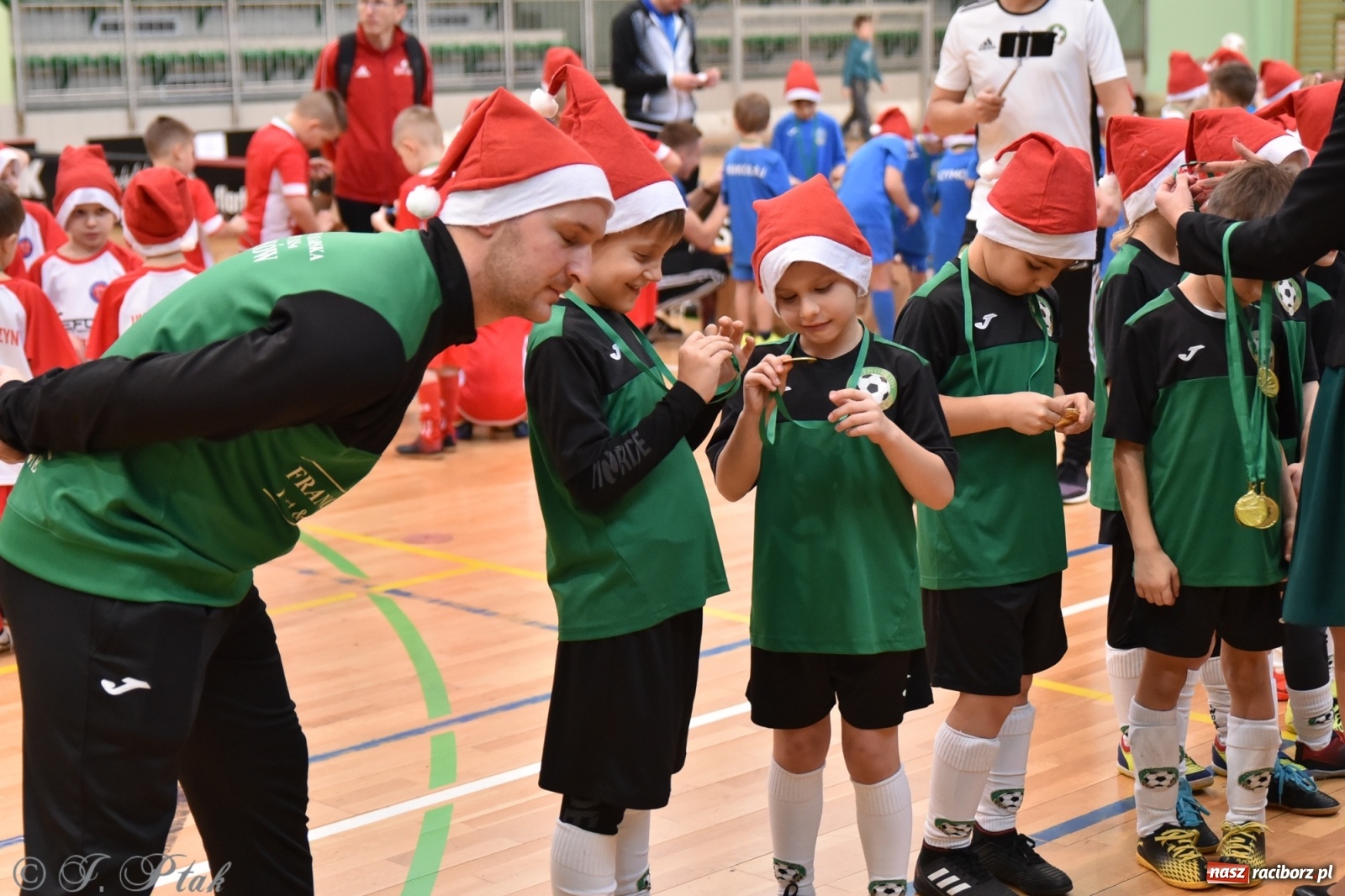 Zdjęcie w galerii na portalu naszraciborz.pl: Mikołajkowy turniej piłkarski w Arenie Rafako [FOTO i WIDEO] wiadomości z regionu
