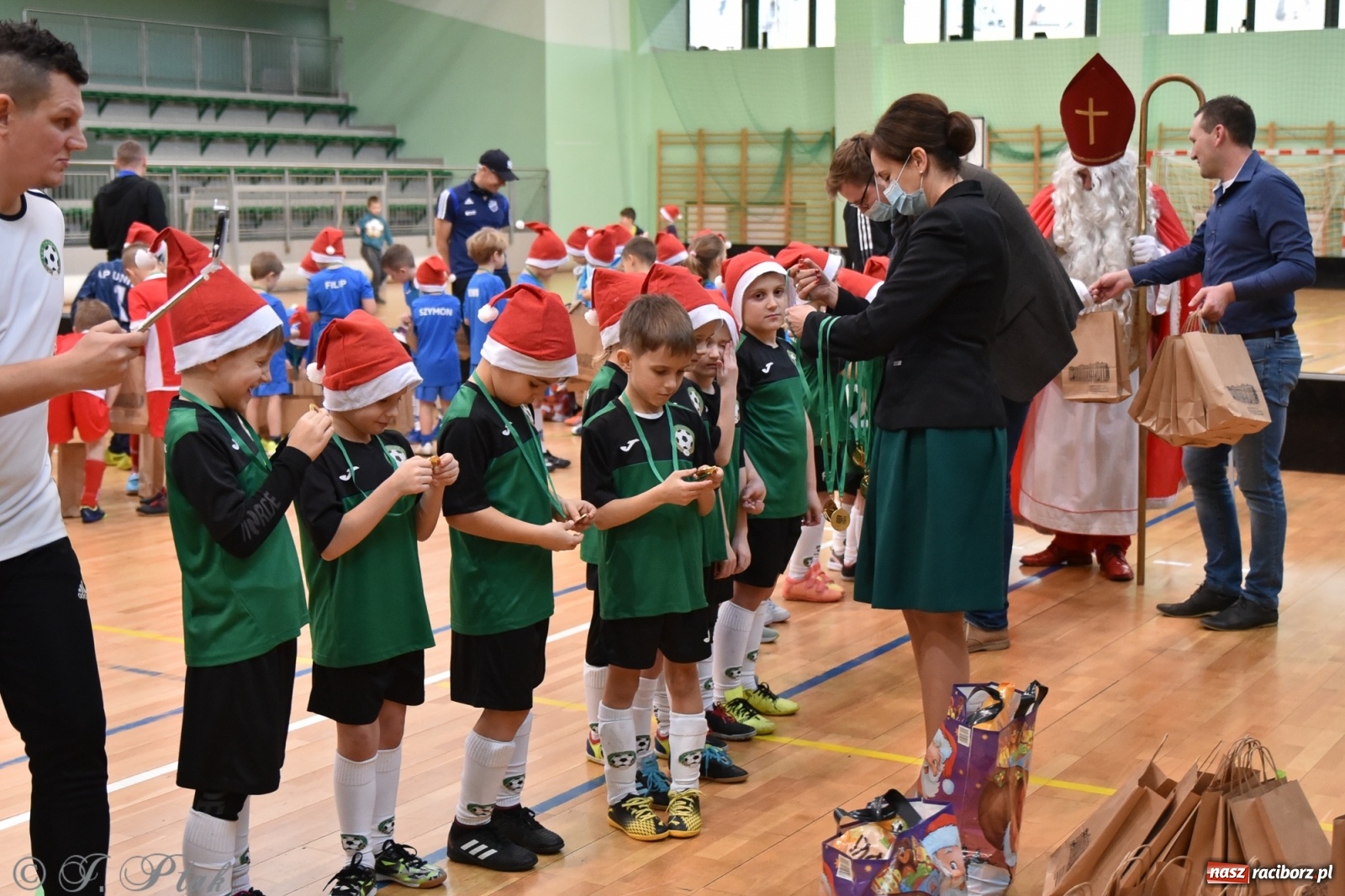 Zdjęcie w galerii na portalu naszraciborz.pl: Mikołajkowy turniej piłkarski w Arenie Rafako [FOTO i WIDEO] wiadomości z regionu