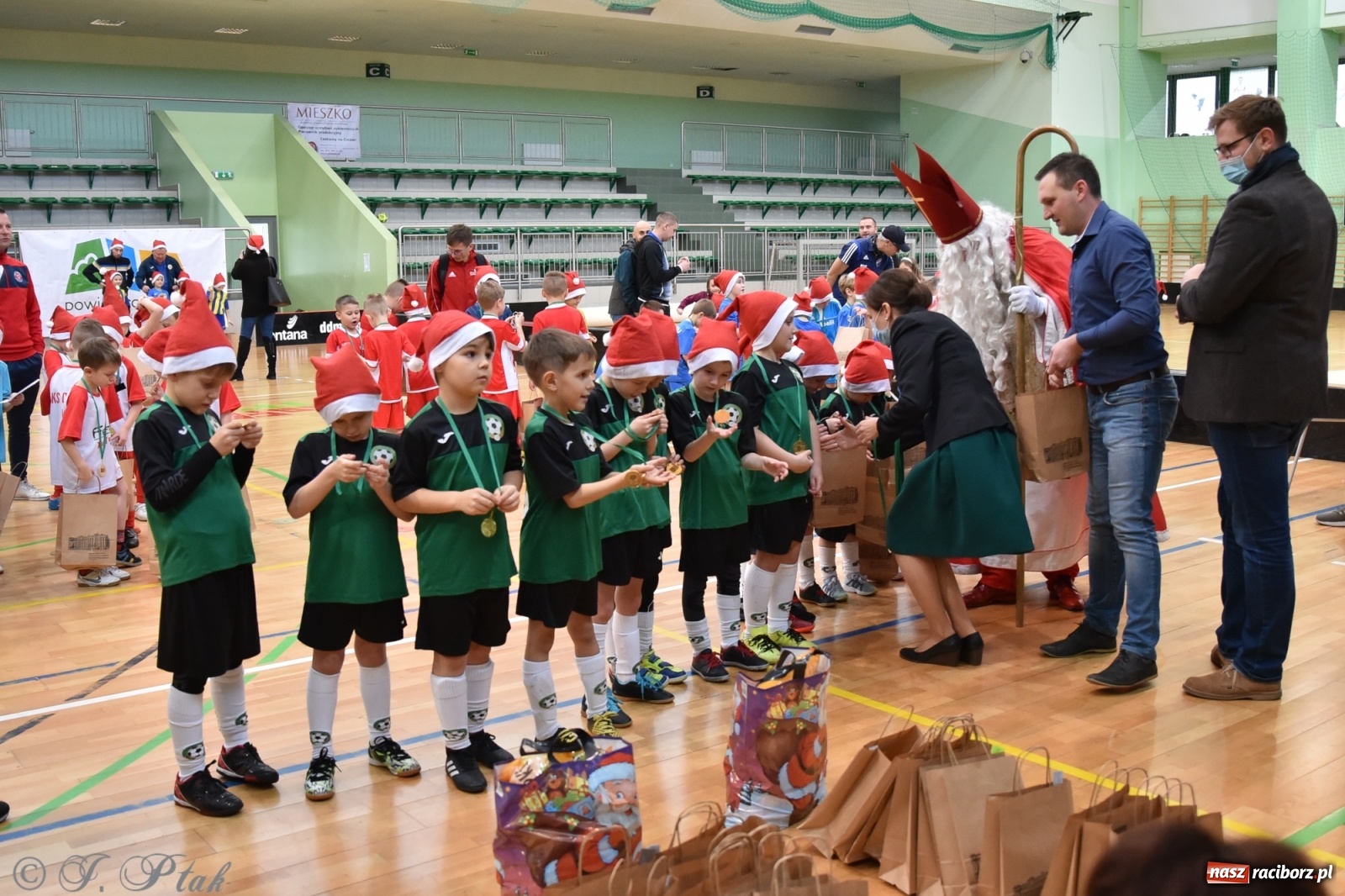 Zdjęcie w galerii na portalu naszraciborz.pl: Mikołajkowy turniej piłkarski w Arenie Rafako [FOTO i WIDEO] wiadomości z regionu