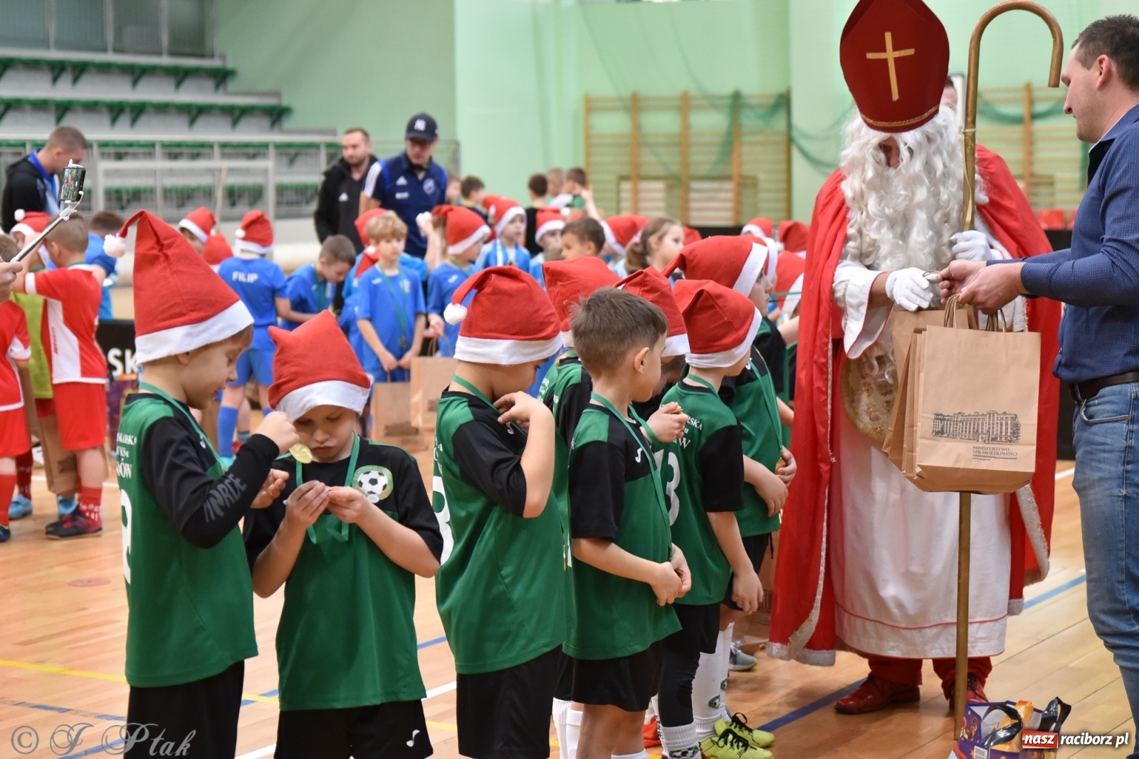 Zdjęcie w galerii na portalu naszraciborz.pl: Mikołajkowy turniej piłkarski w Arenie Rafako [FOTO i WIDEO] wiadomości z regionu