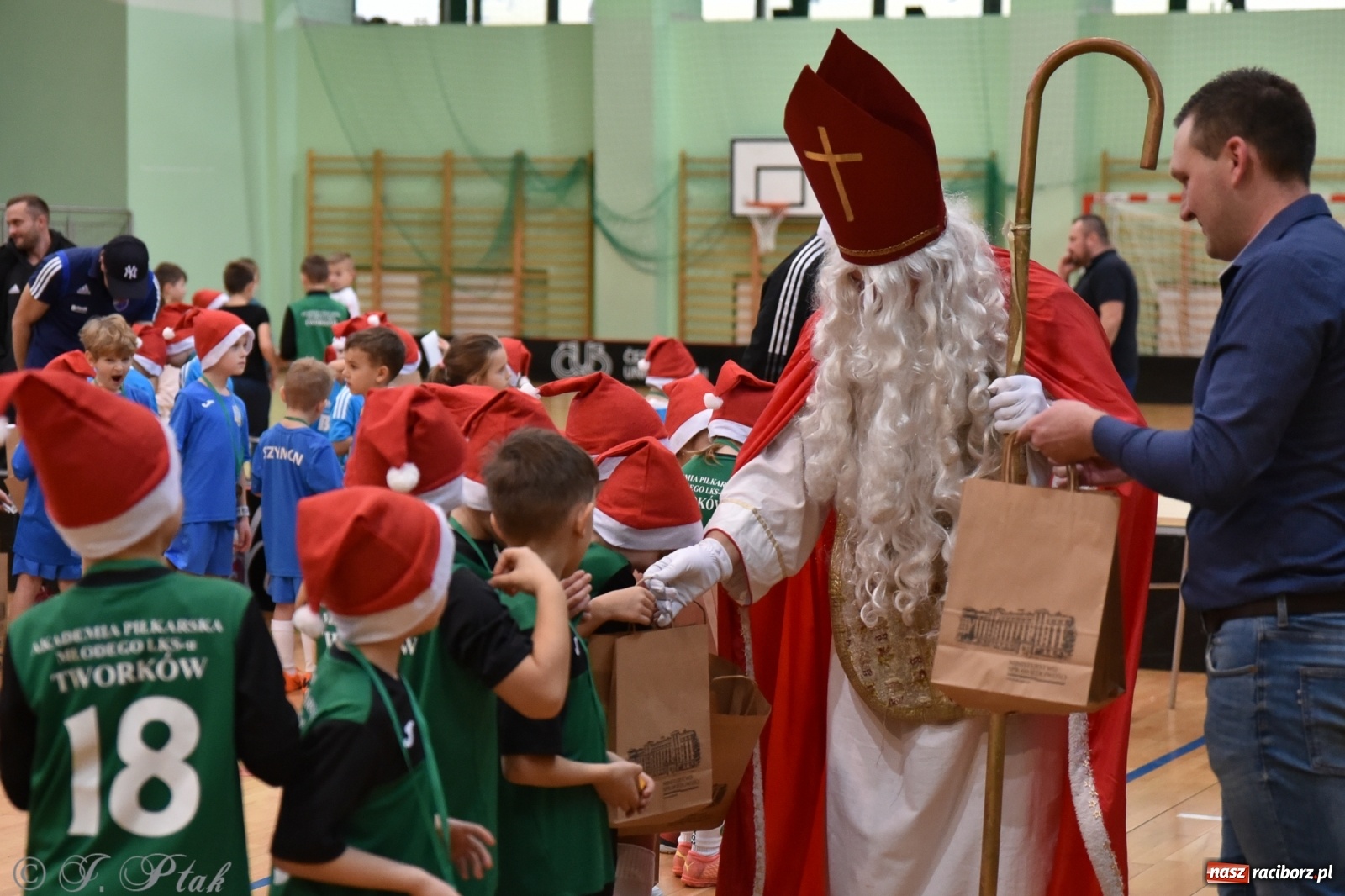 Zdjęcie w galerii na portalu naszraciborz.pl: Mikołajkowy turniej piłkarski w Arenie Rafako [FOTO i WIDEO] wiadomości z regionu