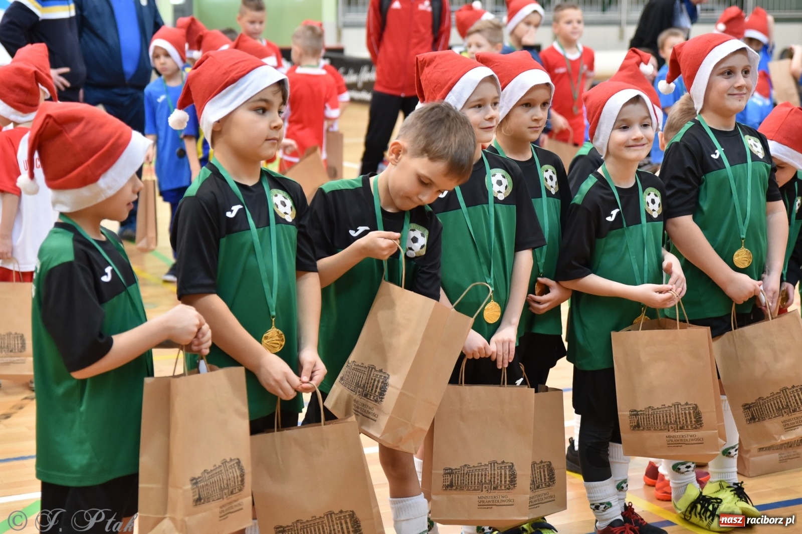 Zdjęcie w galerii na portalu naszraciborz.pl: Mikołajkowy turniej piłkarski w Arenie Rafako [FOTO i WIDEO] wiadomości z regionu