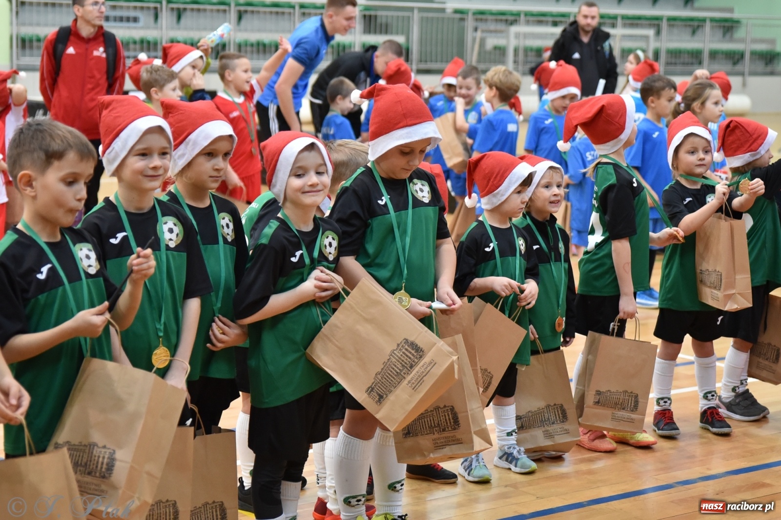 Zdjęcie w galerii na portalu naszraciborz.pl: Mikołajkowy turniej piłkarski w Arenie Rafako [FOTO i WIDEO] wiadomości z regionu