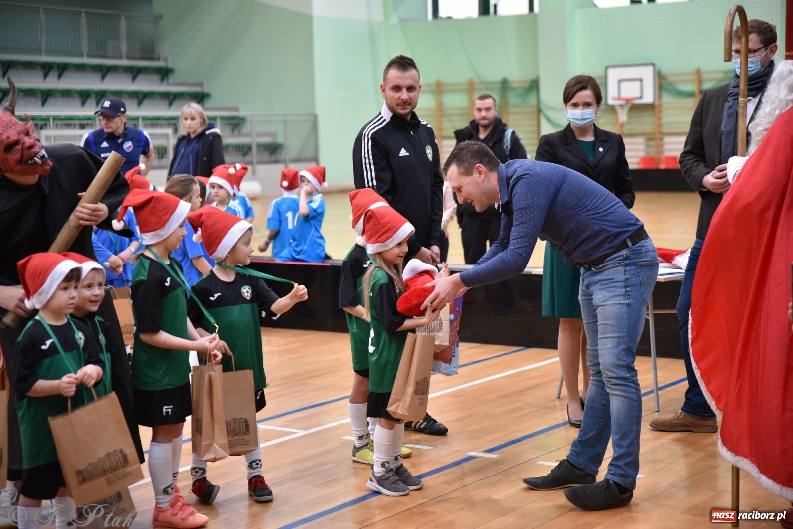 Zdjęcie w galerii na portalu naszraciborz.pl: Mikołajkowy turniej piłkarski w Arenie Rafako [FOTO i WIDEO] wiadomości z regionu