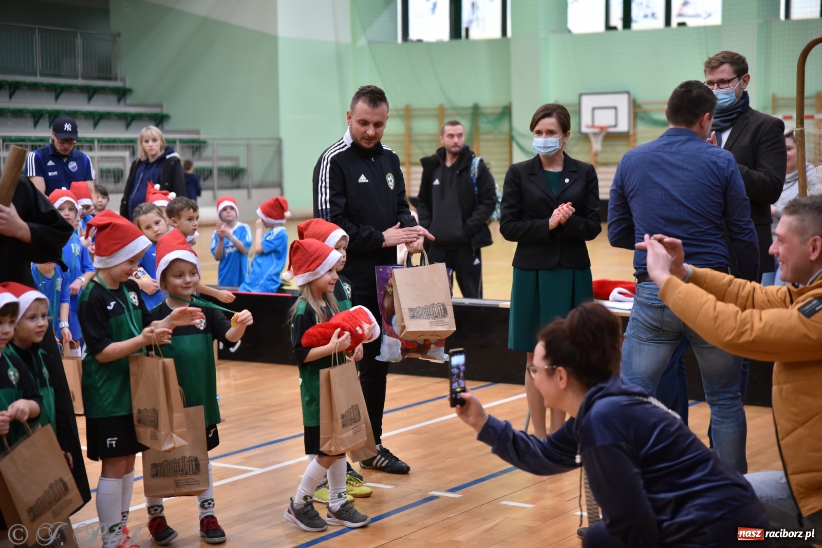 Zdjęcie w galerii na portalu naszraciborz.pl: Mikołajkowy turniej piłkarski w Arenie Rafako [FOTO i WIDEO] wiadomości z regionu