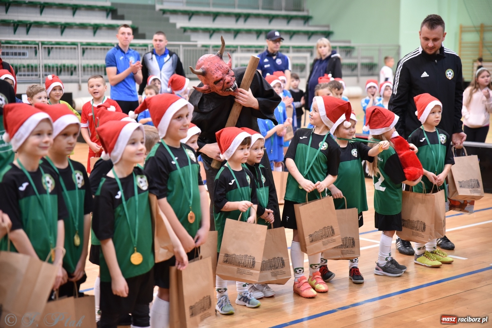 Zdjęcie w galerii na portalu naszraciborz.pl: Mikołajkowy turniej piłkarski w Arenie Rafako [FOTO i WIDEO] wiadomości z regionu