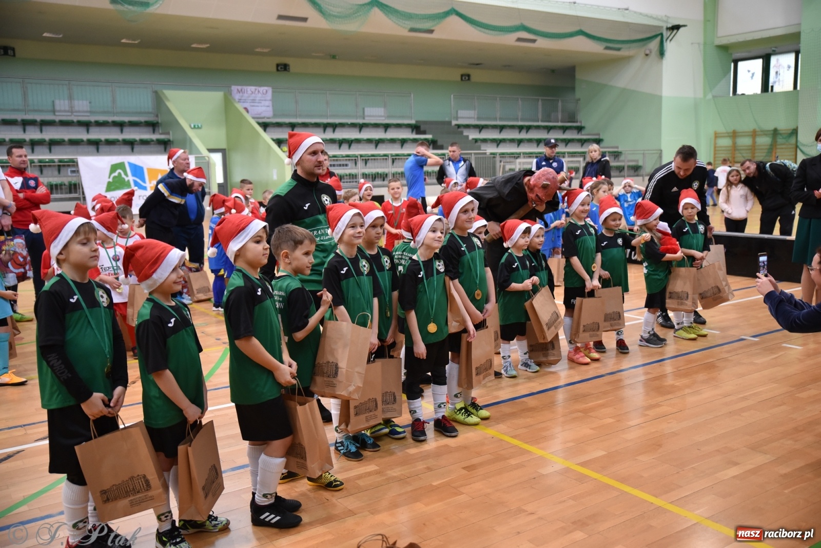 Zdjęcie w galerii na portalu naszraciborz.pl: Mikołajkowy turniej piłkarski w Arenie Rafako [FOTO i WIDEO] wiadomości z regionu