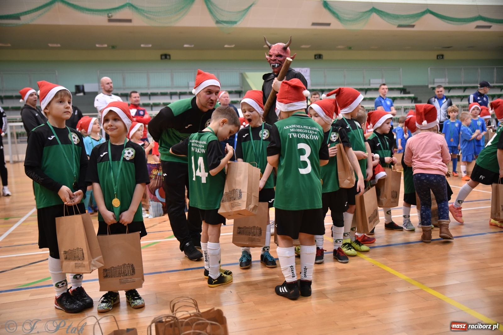 Zdjęcie w galerii na portalu naszraciborz.pl: Mikołajkowy turniej piłkarski w Arenie Rafako [FOTO i WIDEO] wiadomości z regionu