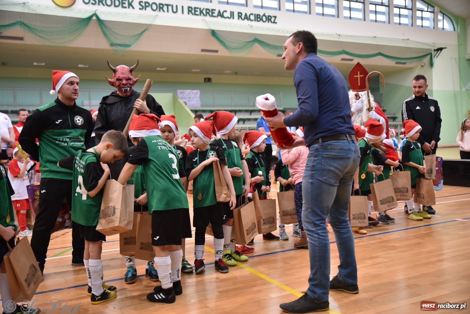 Zdjęcie w galerii na portalu naszraciborz.pl: Mikołajkowy turniej piłkarski w Arenie Rafako [FOTO i WIDEO] wiadomości z regionu