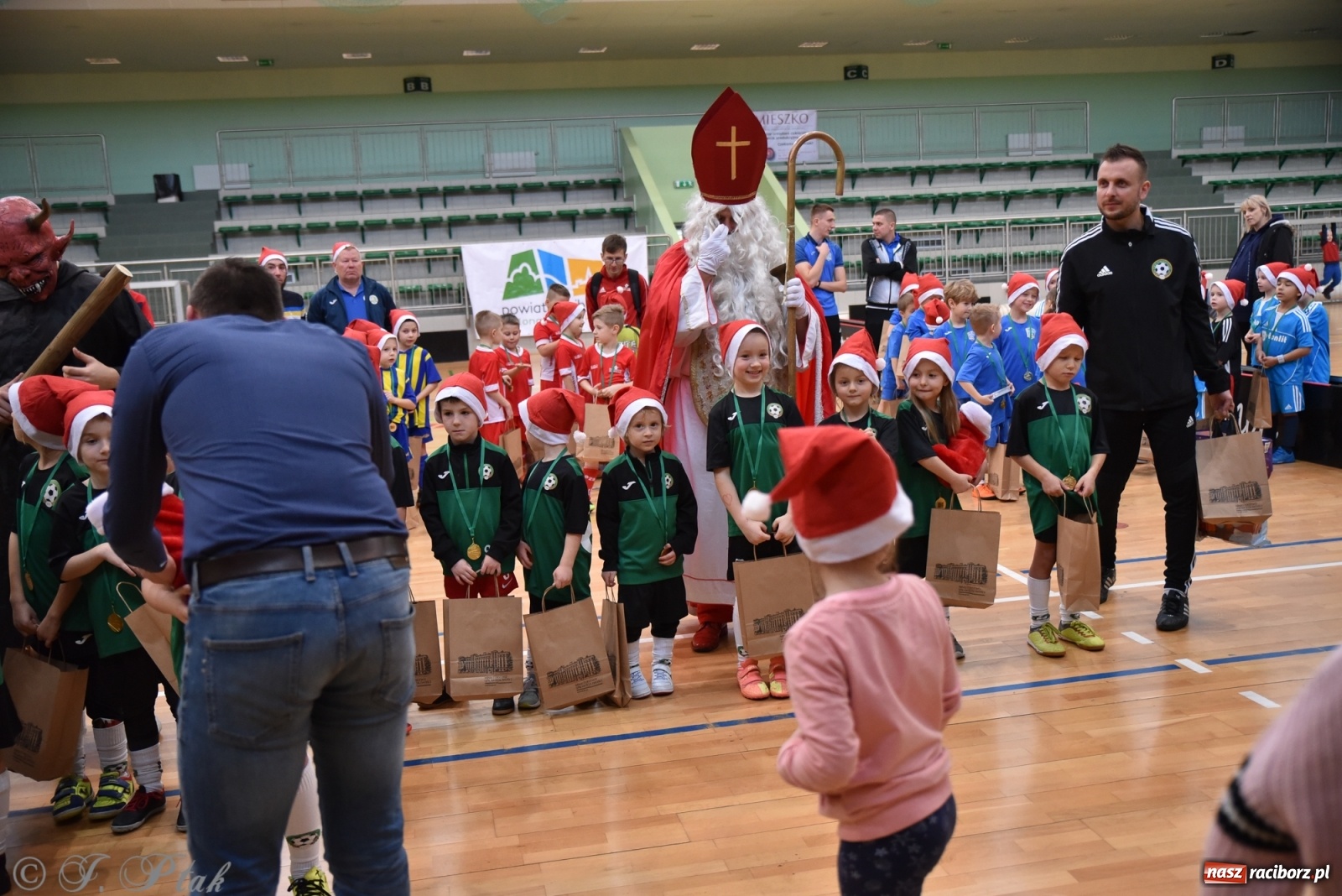 Zdjęcie w galerii na portalu naszraciborz.pl: Mikołajkowy turniej piłkarski w Arenie Rafako [FOTO i WIDEO] wiadomości z regionu