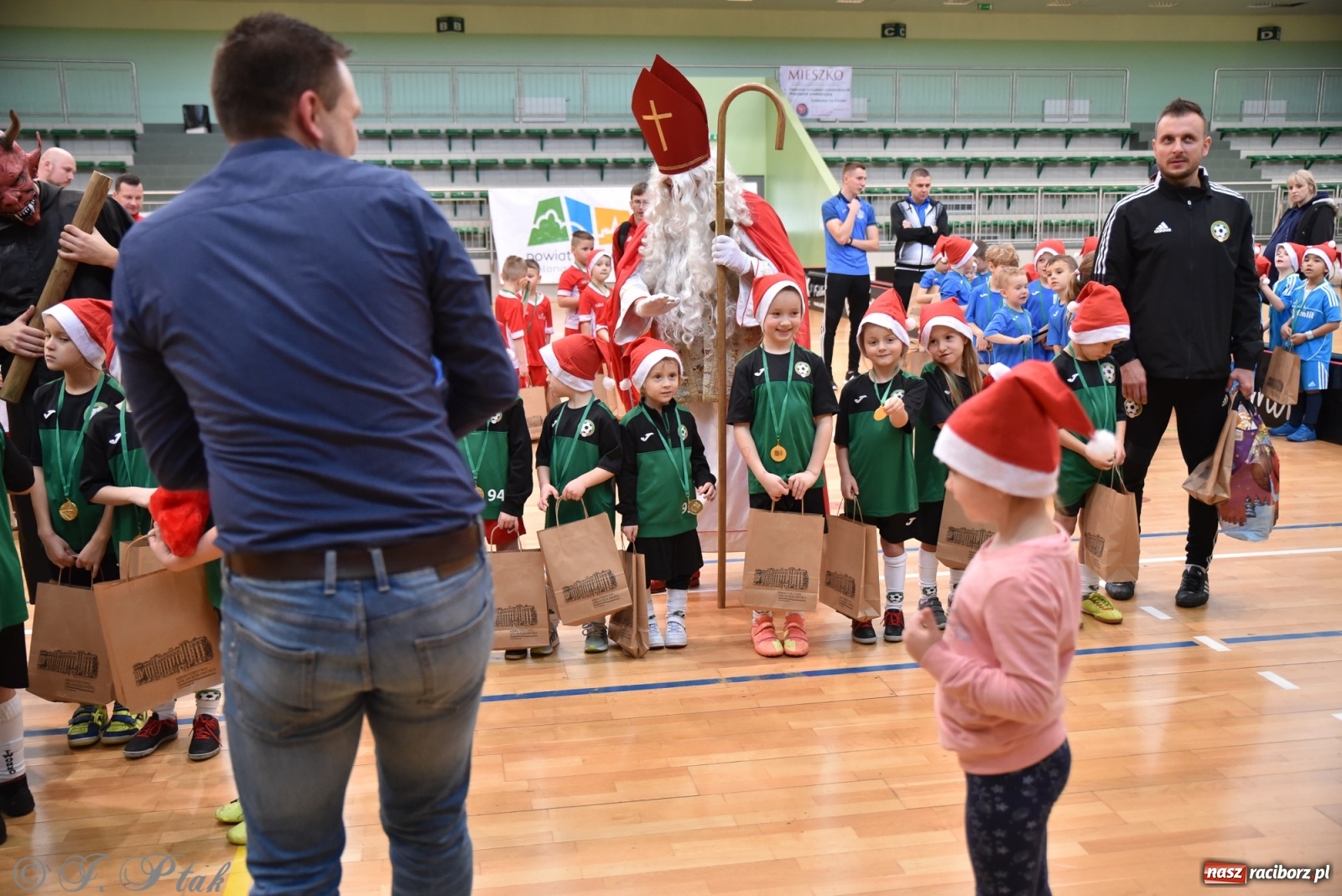 Zdjęcie w galerii na portalu naszraciborz.pl: Mikołajkowy turniej piłkarski w Arenie Rafako [FOTO i WIDEO] wiadomości z regionu