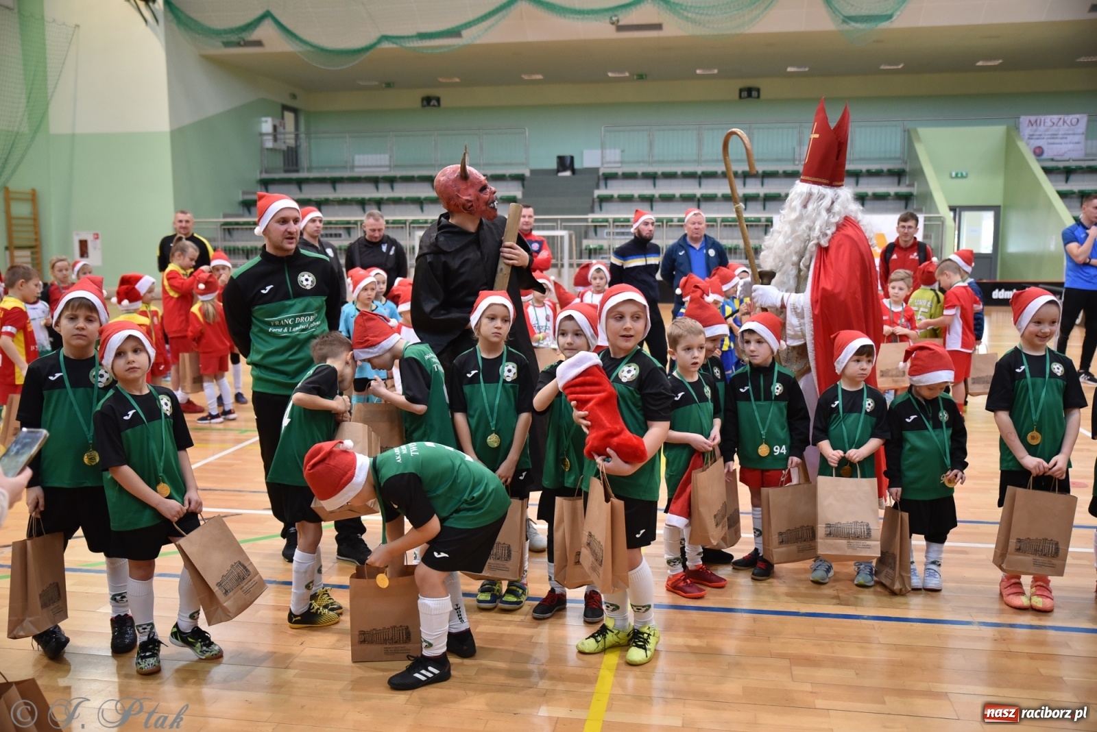 Zdjęcie w galerii na portalu naszraciborz.pl: Mikołajkowy turniej piłkarski w Arenie Rafako [FOTO i WIDEO] wiadomości z regionu