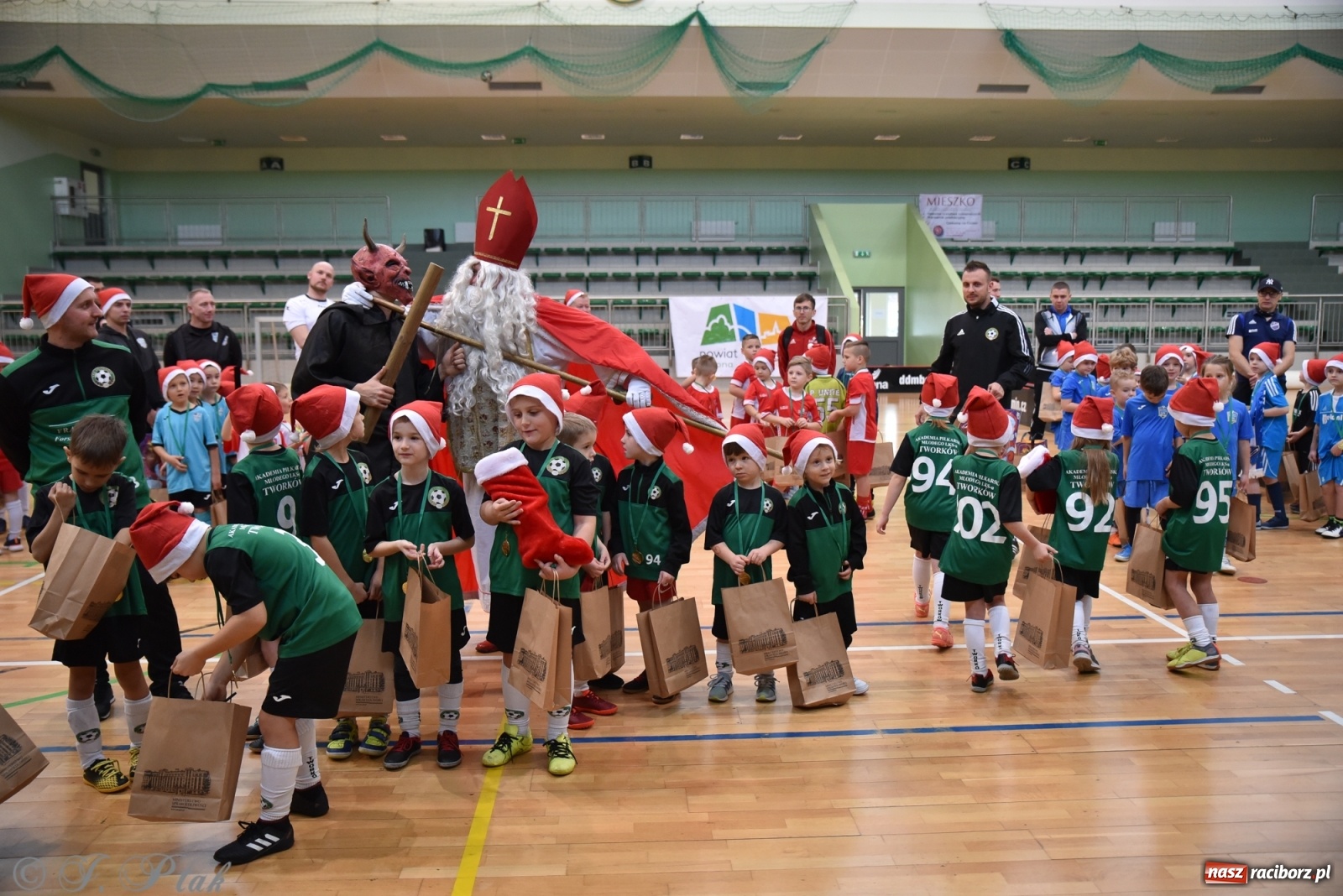 Zdjęcie w galerii na portalu naszraciborz.pl: Mikołajkowy turniej piłkarski w Arenie Rafako [FOTO i WIDEO] wiadomości z regionu
