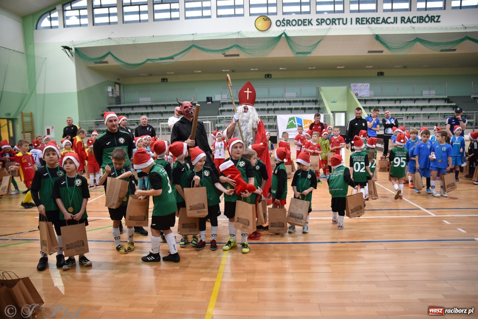 Zdjęcie w galerii na portalu naszraciborz.pl: Mikołajkowy turniej piłkarski w Arenie Rafako [FOTO i WIDEO] wiadomości z regionu