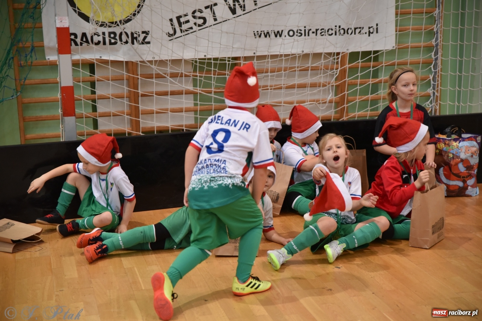 Zdjęcie w galerii na portalu naszraciborz.pl: Mikołajkowy turniej piłkarski w Arenie Rafako [FOTO i WIDEO] wiadomości z regionu