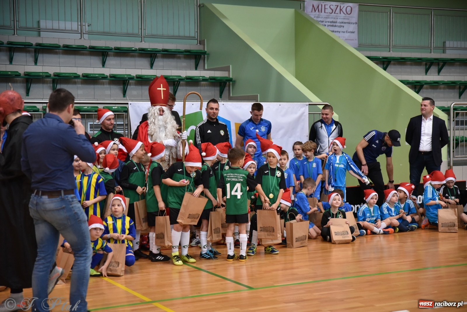 Zdjęcie w galerii na portalu naszraciborz.pl: Mikołajkowy turniej piłkarski w Arenie Rafako [FOTO i WIDEO] wiadomości z regionu