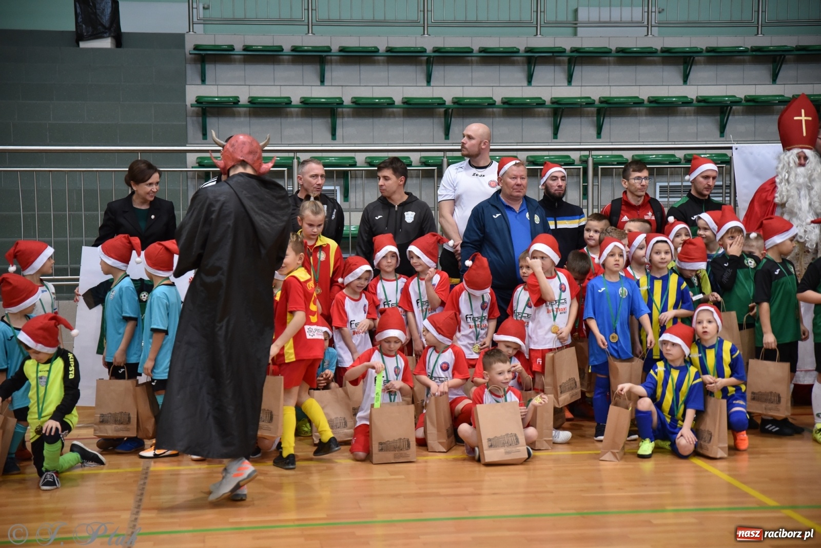 Zdjęcie w galerii na portalu naszraciborz.pl: Mikołajkowy turniej piłkarski w Arenie Rafako [FOTO i WIDEO] wiadomości z regionu