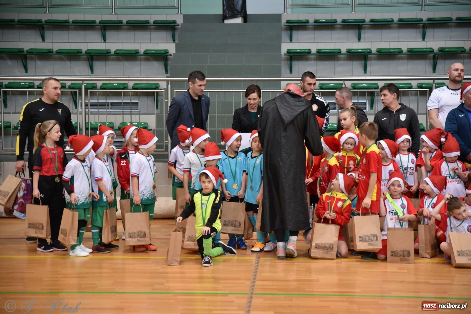 Zdjęcie w galerii na portalu naszraciborz.pl: Mikołajkowy turniej piłkarski w Arenie Rafako [FOTO i WIDEO] wiadomości z regionu
