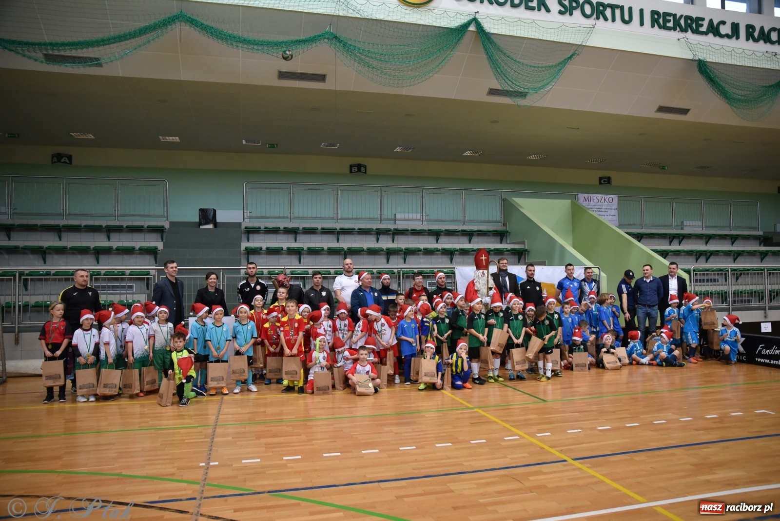 Zdjęcie w galerii na portalu naszraciborz.pl: Mikołajkowy turniej piłkarski w Arenie Rafako [FOTO i WIDEO] wiadomości z regionu
