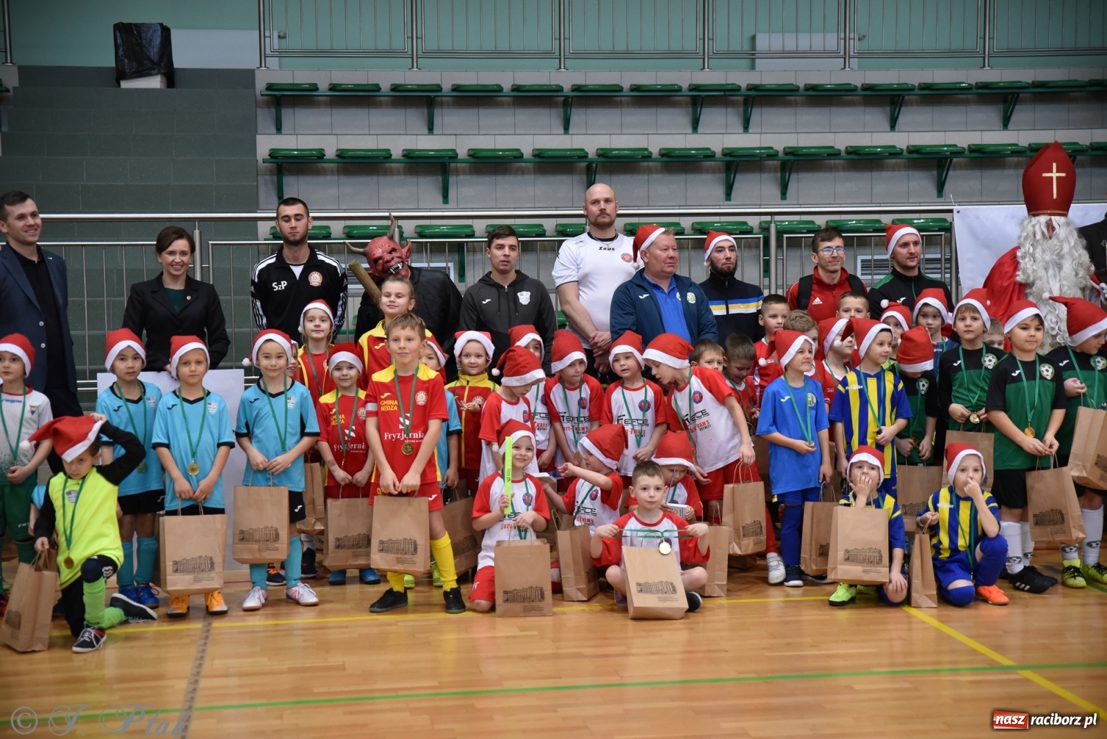 Zdjęcie w galerii na portalu naszraciborz.pl: Mikołajkowy turniej piłkarski w Arenie Rafako [FOTO i WIDEO] wiadomości z regionu