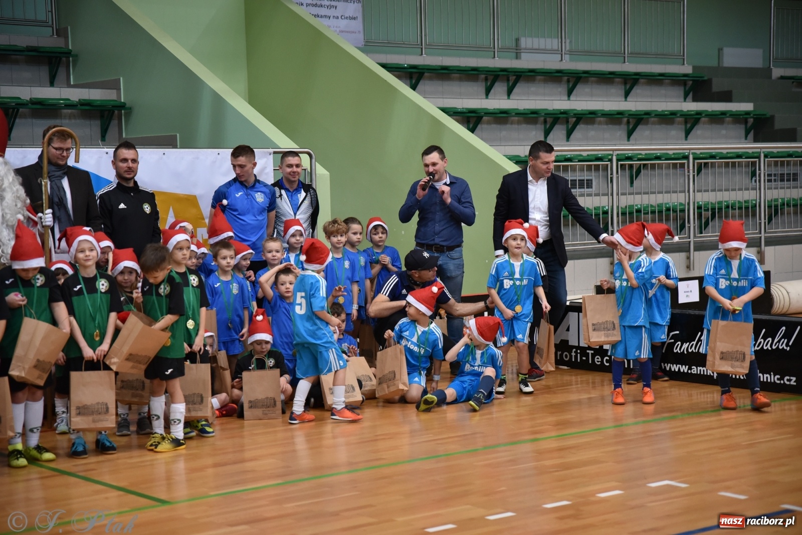 Zdjęcie w galerii na portalu naszraciborz.pl: Mikołajkowy turniej piłkarski w Arenie Rafako [FOTO i WIDEO] wiadomości z regionu