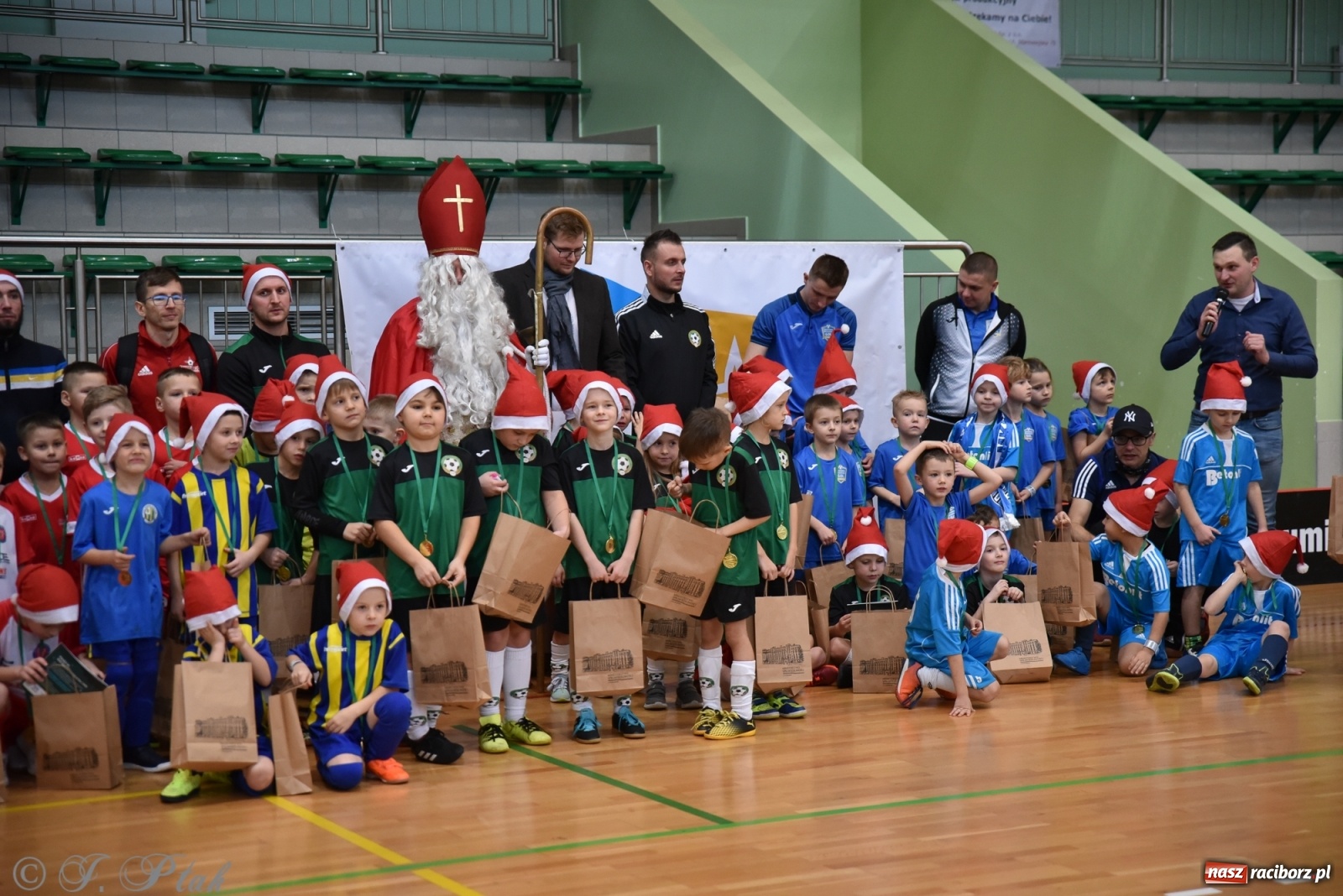 Zdjęcie w galerii na portalu naszraciborz.pl: Mikołajkowy turniej piłkarski w Arenie Rafako [FOTO i WIDEO] wiadomości z regionu