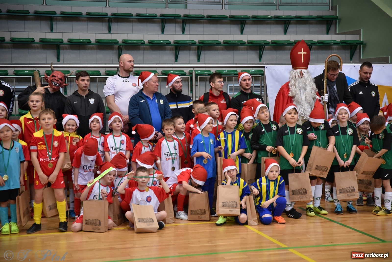 Zdjęcie w galerii na portalu naszraciborz.pl: Mikołajkowy turniej piłkarski w Arenie Rafako [FOTO i WIDEO] wiadomości z regionu