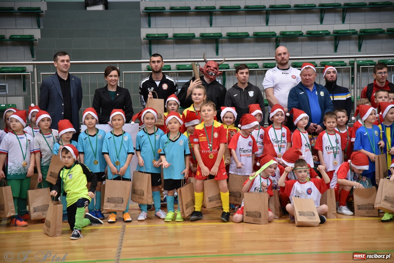 Zdjęcie w galerii na portalu naszraciborz.pl: Mikołajkowy turniej piłkarski w Arenie Rafako [FOTO i WIDEO] wiadomości z regionu
