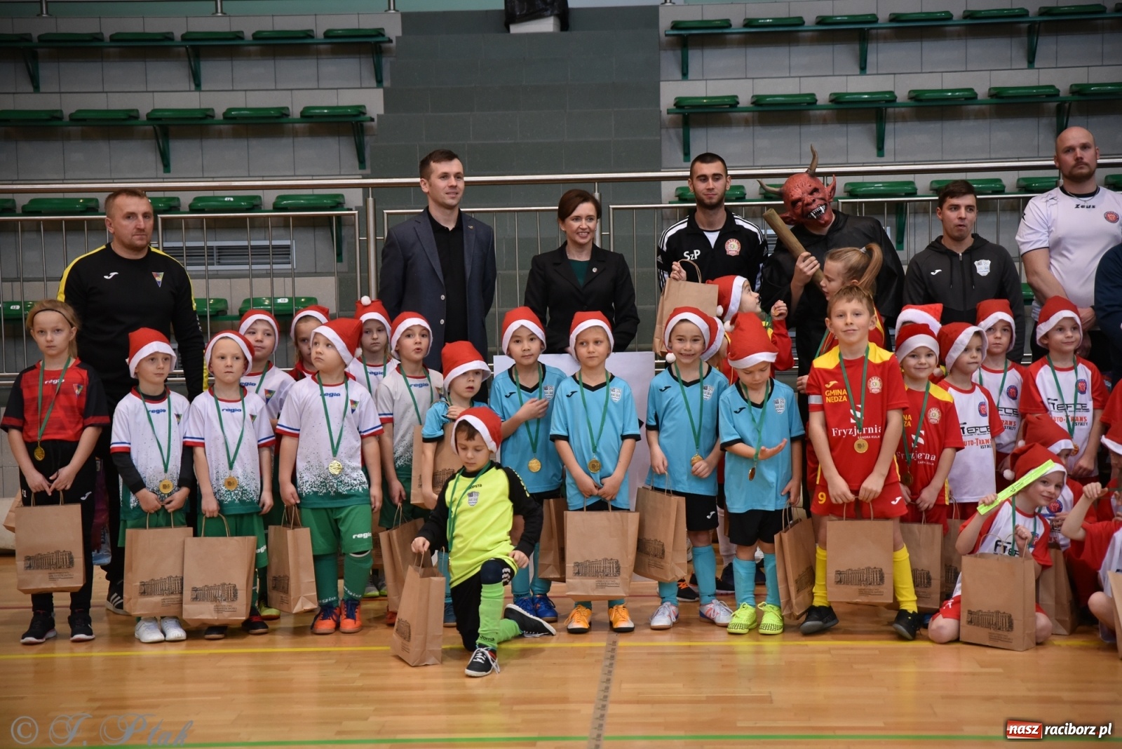 Zdjęcie w galerii na portalu naszraciborz.pl: Mikołajkowy turniej piłkarski w Arenie Rafako [FOTO i WIDEO] wiadomości z regionu