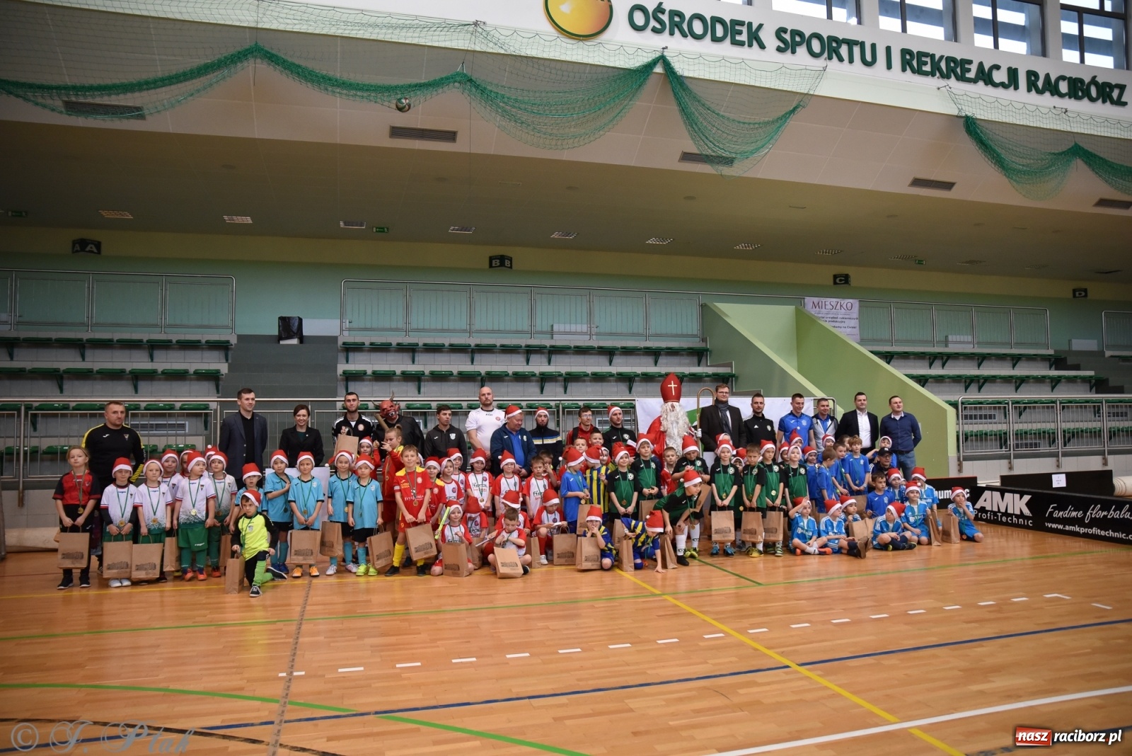 Zdjęcie w galerii na portalu naszraciborz.pl: Mikołajkowy turniej piłkarski w Arenie Rafako [FOTO i WIDEO] wiadomości z regionu
