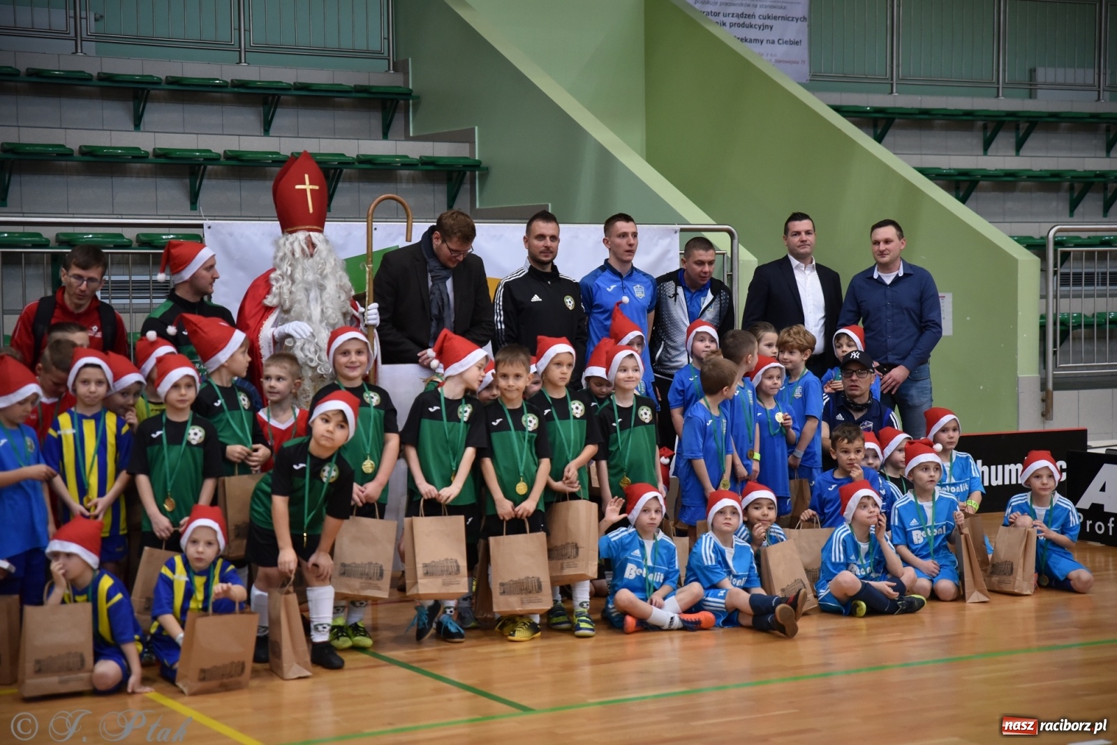 Zdjęcie w galerii na portalu naszraciborz.pl: Mikołajkowy turniej piłkarski w Arenie Rafako [FOTO i WIDEO] wiadomości z regionu