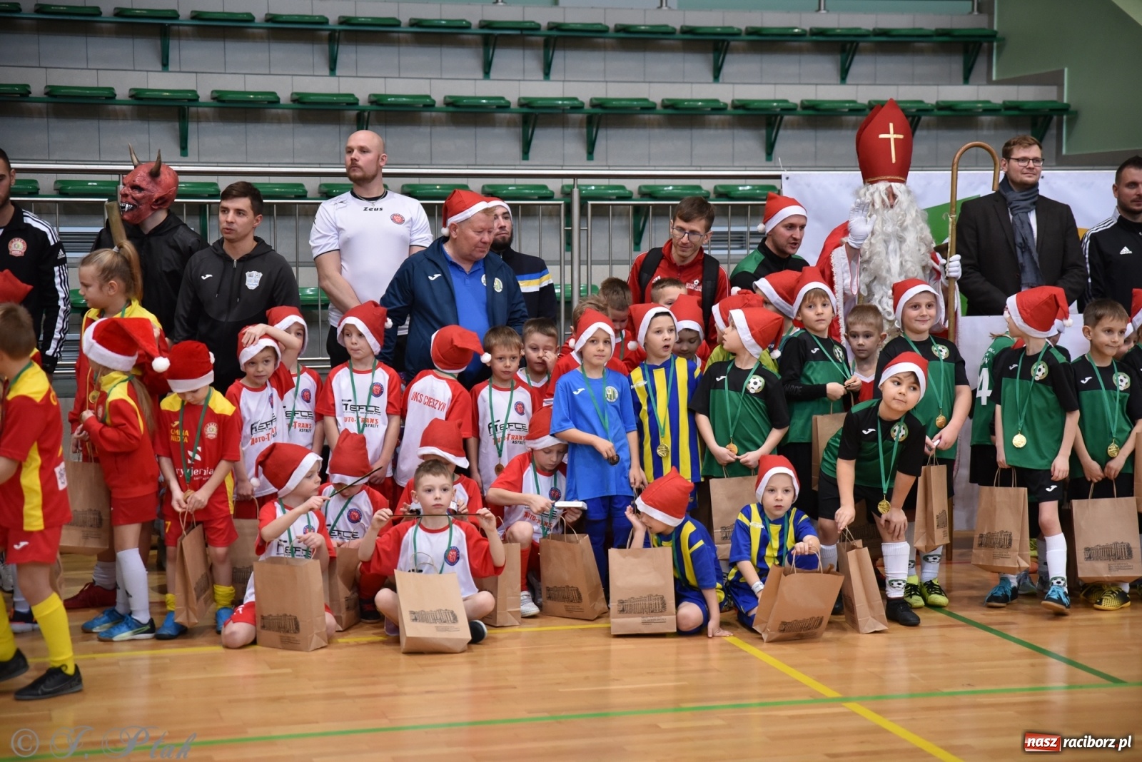 Zdjęcie w galerii na portalu naszraciborz.pl: Mikołajkowy turniej piłkarski w Arenie Rafako [FOTO i WIDEO] wiadomości z regionu