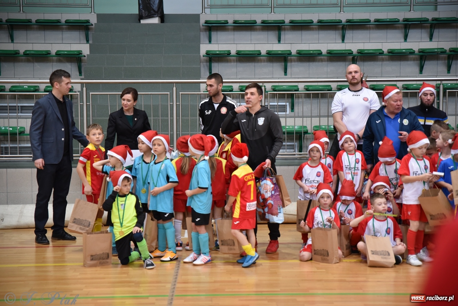Zdjęcie w galerii na portalu naszraciborz.pl: Mikołajkowy turniej piłkarski w Arenie Rafako [FOTO i WIDEO] wiadomości z regionu