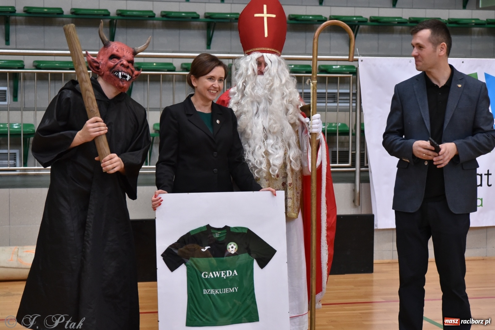 Zdjęcie w galerii na portalu naszraciborz.pl: Mikołajkowy turniej piłkarski w Arenie Rafako [FOTO i WIDEO] wiadomości z regionu