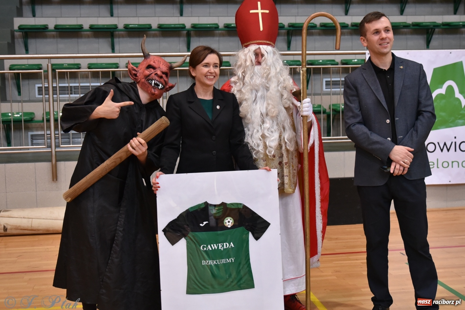 Zdjęcie w galerii na portalu naszraciborz.pl: Mikołajkowy turniej piłkarski w Arenie Rafako [FOTO i WIDEO] wiadomości z regionu