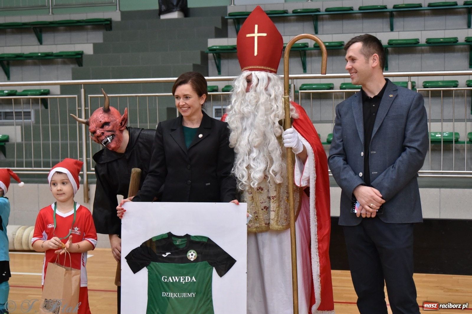 Zdjęcie w galerii na portalu naszraciborz.pl: Mikołajkowy turniej piłkarski w Arenie Rafako [FOTO i WIDEO] wiadomości z regionu