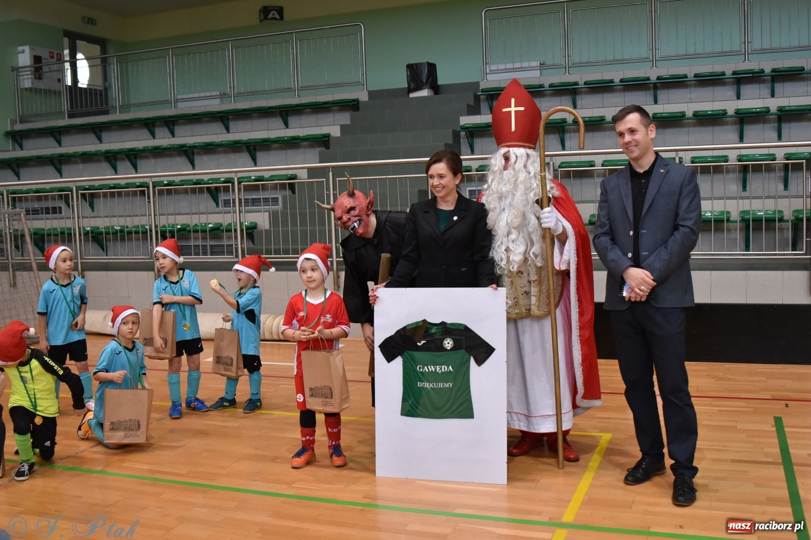 Zdjęcie w galerii na portalu naszraciborz.pl: Mikołajkowy turniej piłkarski w Arenie Rafako [FOTO i WIDEO] wiadomości z regionu