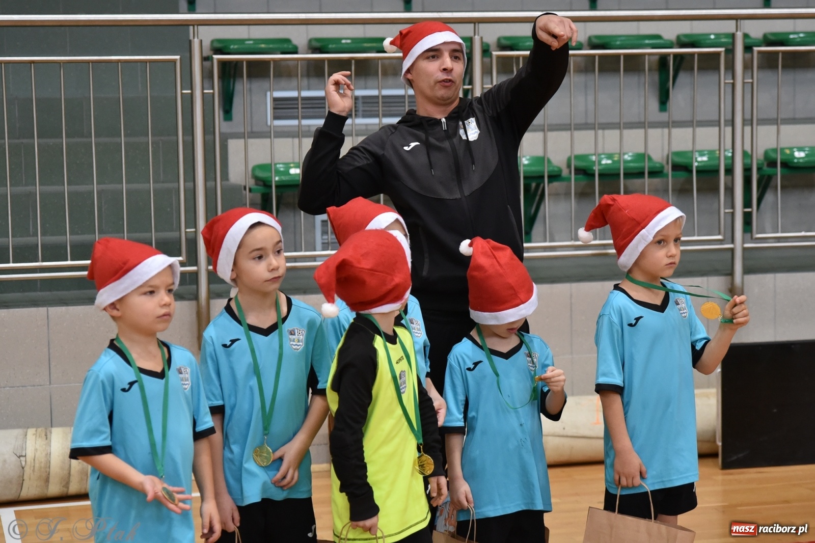 Zdjęcie w galerii na portalu naszraciborz.pl: Mikołajkowy turniej piłkarski w Arenie Rafako [FOTO i WIDEO] wiadomości z regionu